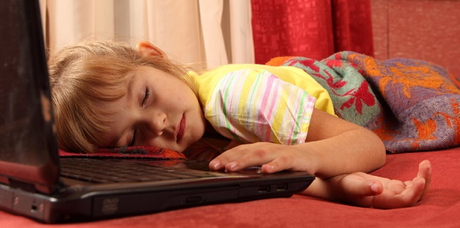 Criança viciada em computador: tem como evitar?