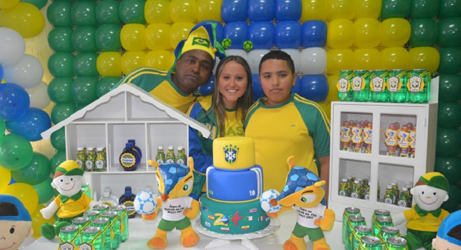 O aniversariante Gabriel (último à direita) e convidados em clima de "Vai Brasil"