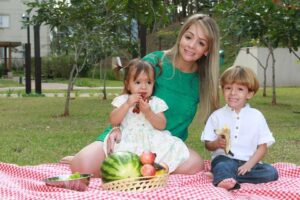 Carolina com os filhos Nina e Enzo