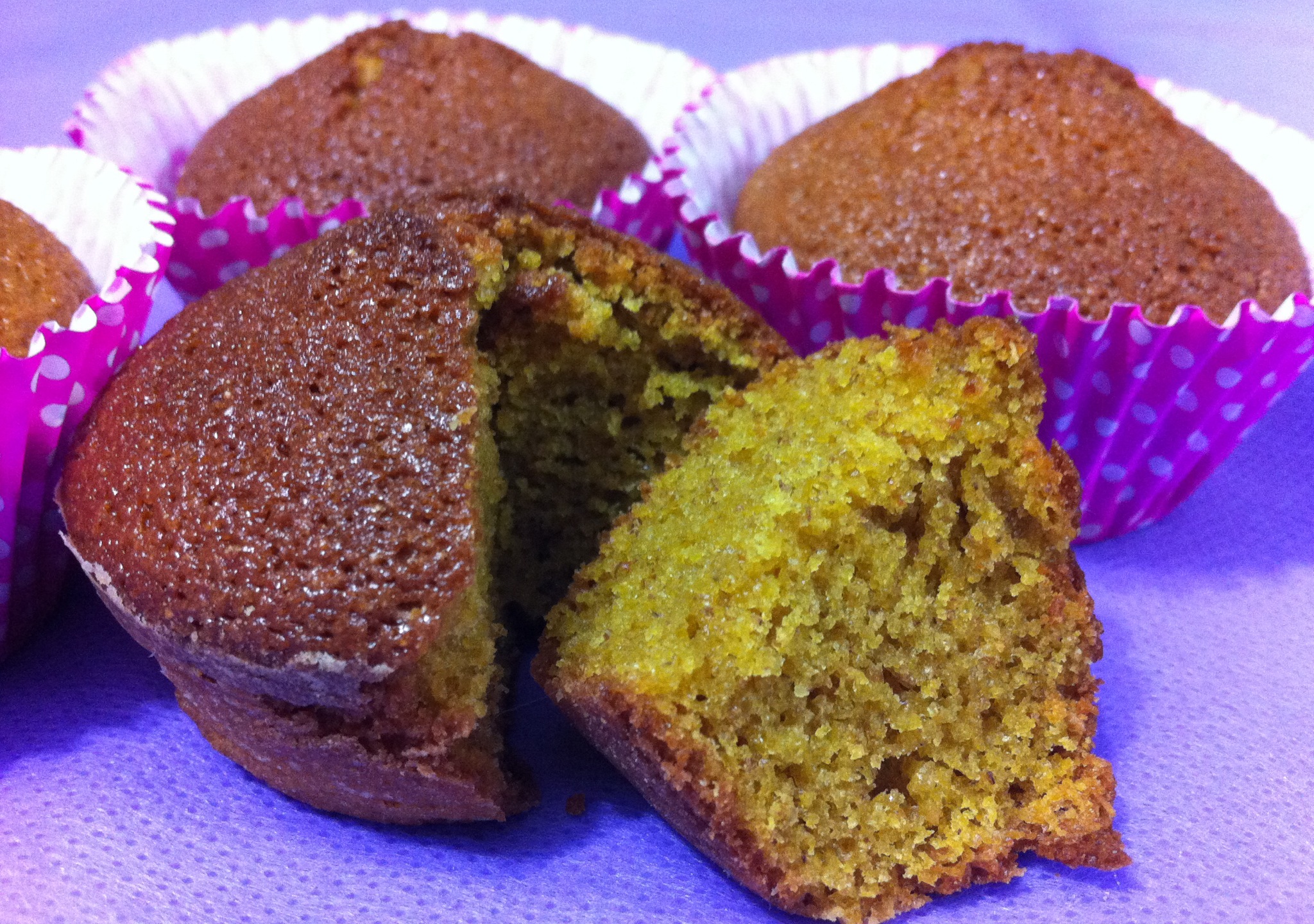 Cupcakes de cenoura feitos com açúcar mascavo