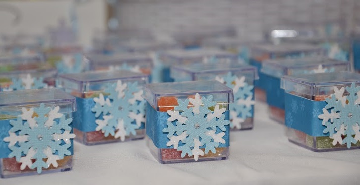 Caixinhas transparentes com bala de goma e decoração com flocos de neve