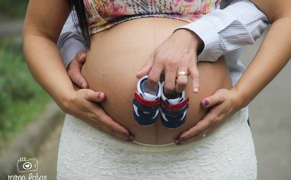 Foto barriga grávida e sapatinho