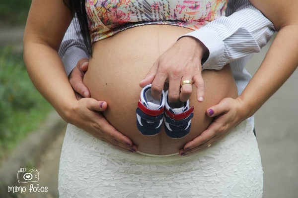 Foto barriga grávida e sapatinho