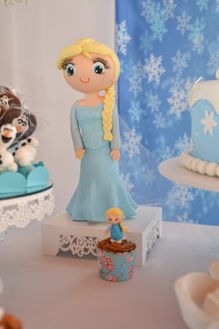 Elsa em biscuit (no cupcake e grandona)