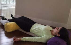 Simone ensina posição deitada para grávida relaxar