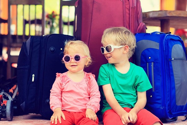 Crianças com malas de viagem
