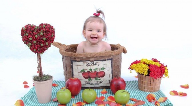 bebê com maçãs
