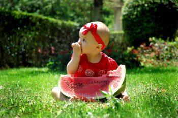 Foto de menina comendo melância