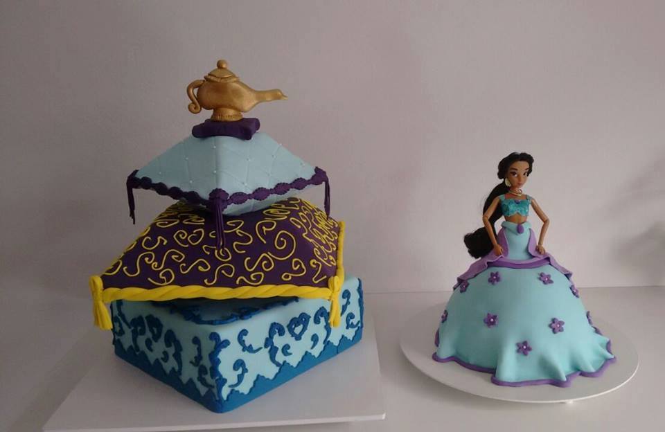 Bolo cenográfico (às esquerda) e bolo de chocolate de princesa
