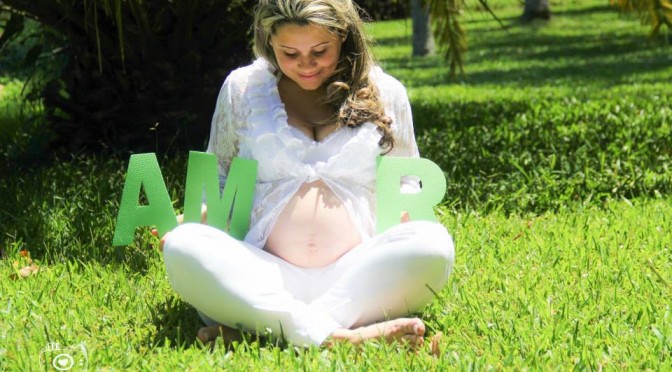 foto grávida sentada no parque