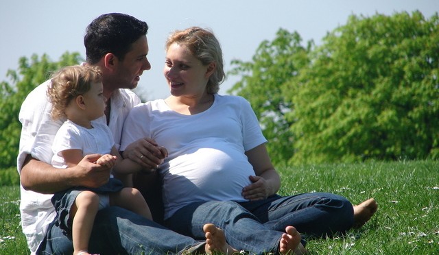 gravida com marido e bebê