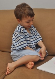 Serginho com pijama de menino da LW LoungeWear