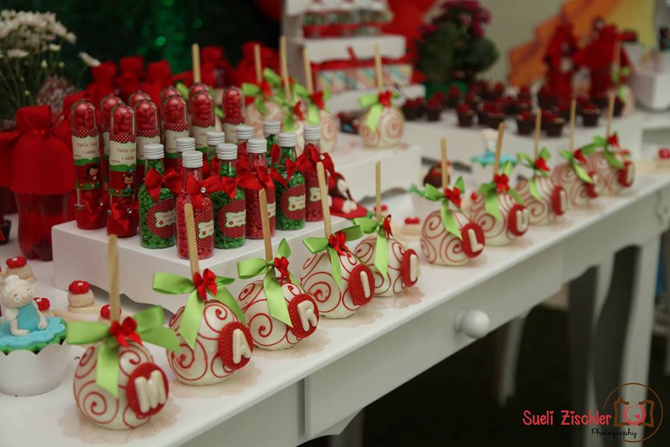 Decoração com doces personalizados para festa no tema Chapeuzinho Vermelho