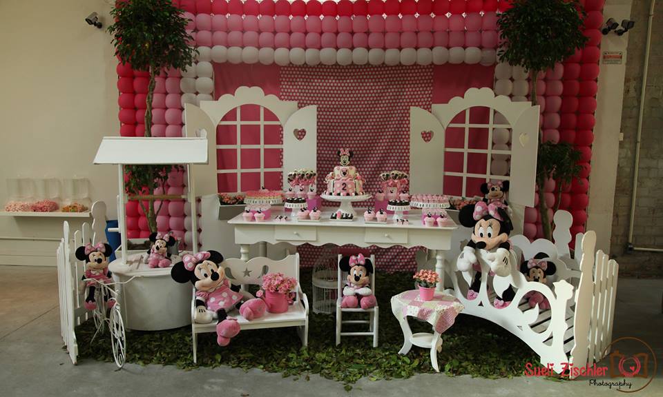 Decoração para festa de menina no tema Minnie com branco e rosa