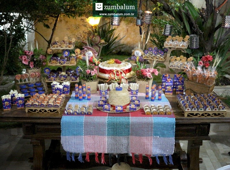Mesa de doces com decoração para festa junina infantil