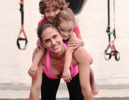Exercícios para emagrecer: aprenda com a mamãe e personal Gabriela Cangussú