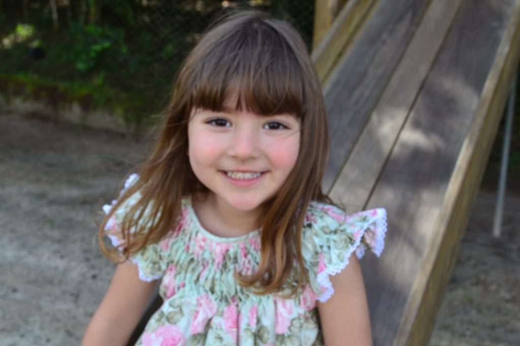 Vestidos infantis com bordado casinha de abelha