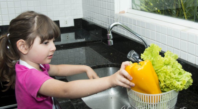 Criança na cozinha: 12 dicas para estimular seu mini chef